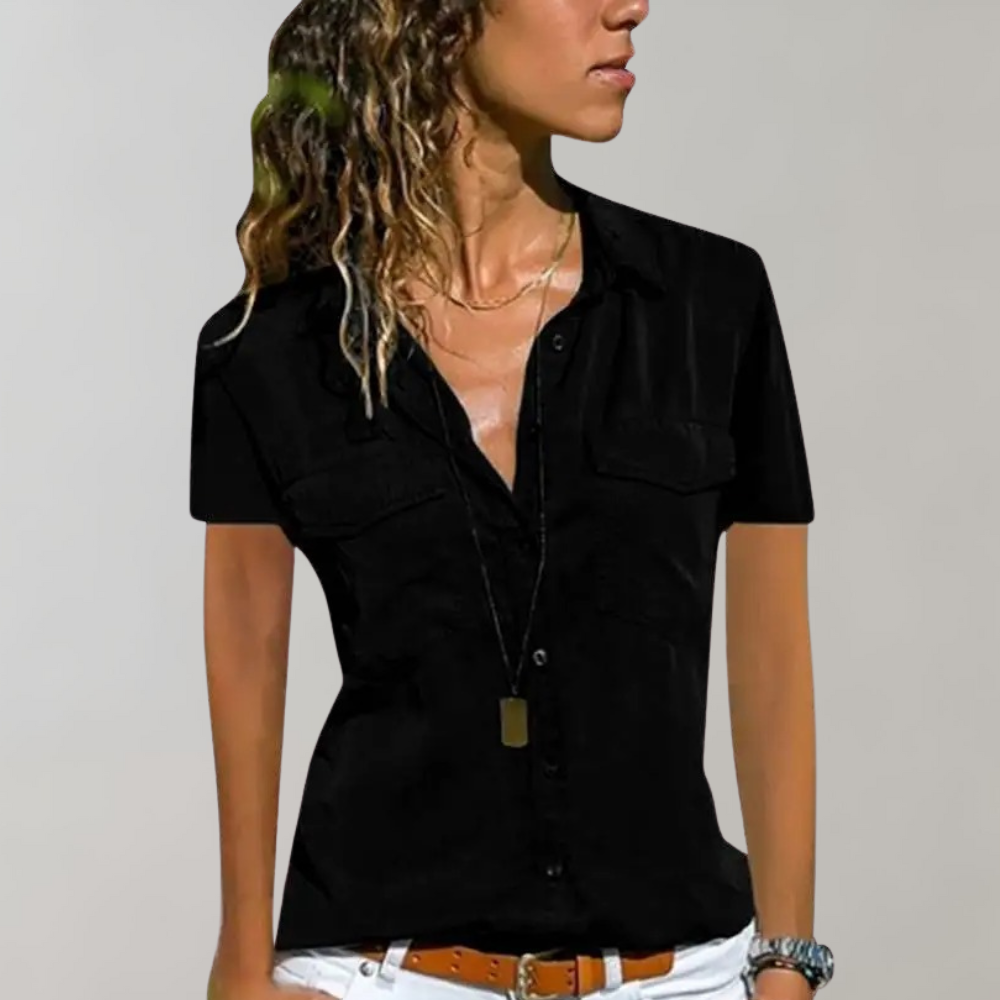 Zwarte damesblouse met korte mouwen, knoopsluiting en borstzakken. Modieuze casual stijl, ideaal voor zomerse outfits.