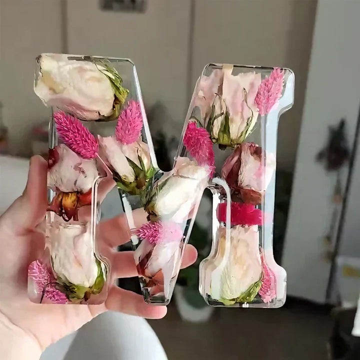LumiFlair Nachtlampje met Initiaal en Bloemen | Gepersonaliseerd Licht in Hars met Zachte LED-verlichting