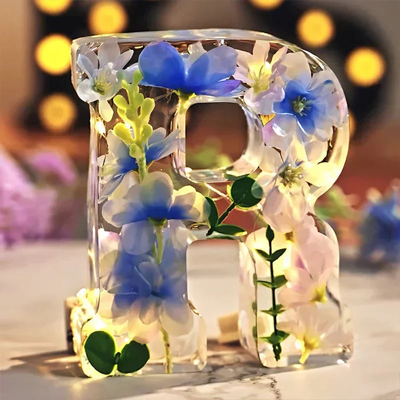 LumiFlair Nachtlampje met Initiaal en Bloemen | Gepersonaliseerd Licht in Hars met Zachte LED-verlichting