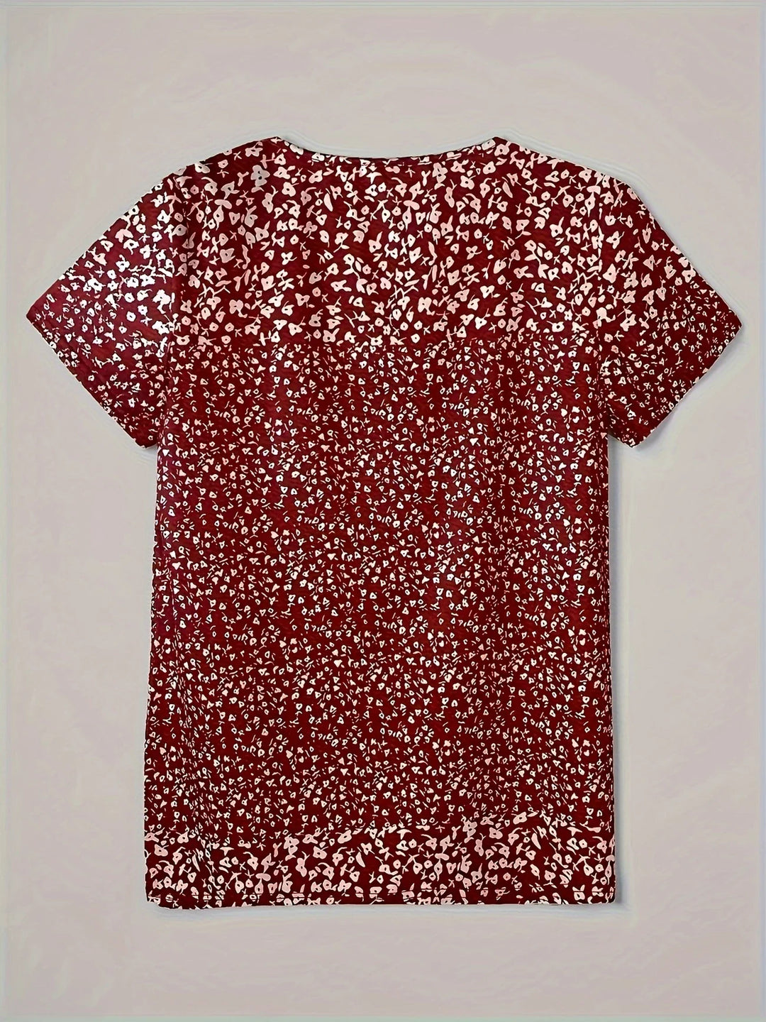 Alaia – Comfortabel Zomertop met V-hals, Knoopsluiting en Korte Mouwen