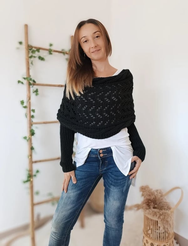 Omslagsjaal met dubbele mouwen - warme, gebreide sjaal met ingebouwde mouwen