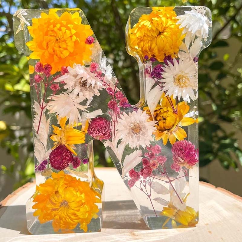 LumiFlair Nachtlampje met Initiaal en Bloemen | Gepersonaliseerd Licht in Hars met Zachte LED-verlichting