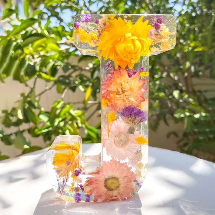 LumiFlair Nachtlampje met Initiaal en Bloemen | Gepersonaliseerd Licht in Hars met Zachte LED-verlichting