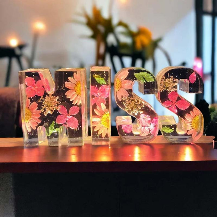LumiFlair Nachtlampje met Initiaal en Bloemen | Gepersonaliseerd Licht in Hars met Zachte LED-verlichting