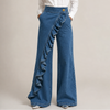 Wijde dames-jeansbroek met asymmetrische volant in culotte-stijl.
