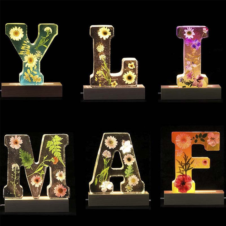 LumiFlair Nachtlampje met Initiaal en Bloemen | Gepersonaliseerd Licht in Hars met Zachte LED-verlichting