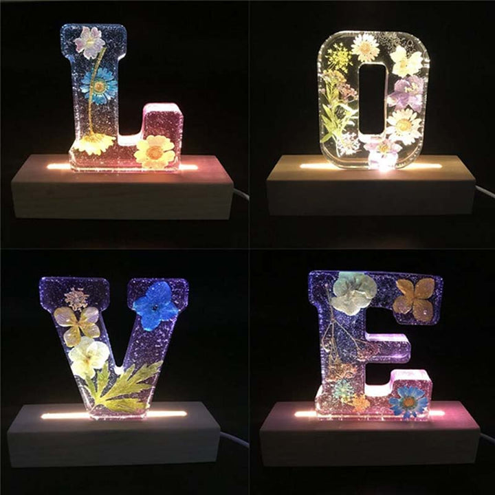 LumiFlair Nachtlampje met Initiaal en Bloemen | Gepersonaliseerd Licht in Hars met Zachte LED-verlichting