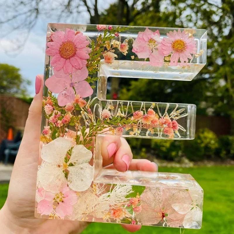 LumiFlair Nachtlampje met Initiaal en Bloemen | Gepersonaliseerd Licht in Hars met Zachte LED-verlichting