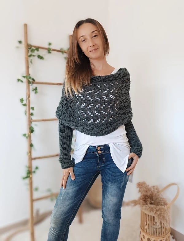 Omslagsjaal met dubbele mouwen - warme, gebreide sjaal met ingebouwde mouwen