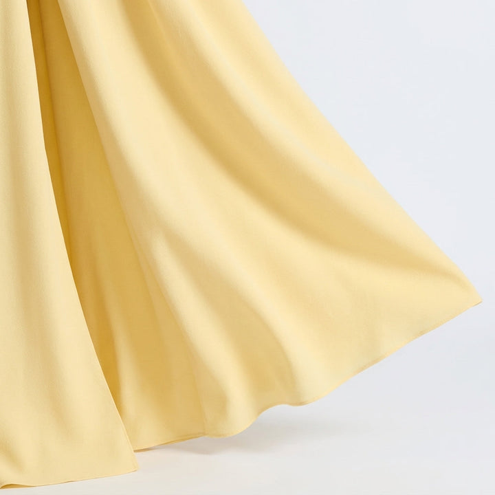 Schouderloze, elegante maxi-jurk met geplisseerde rok en split op het bovenbeen