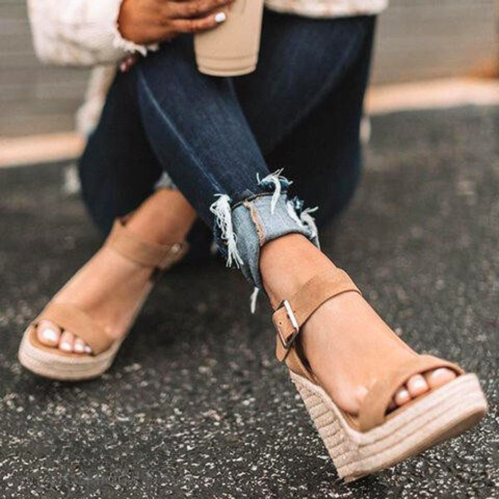 Casual T-band sandalen met sleehak voor dames