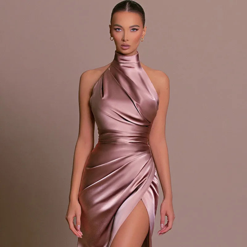 
                  
                    Selviana – Elegante Mouwloze Gown met Hoge Split en Staande Kraag - SkinzLine
                  
                