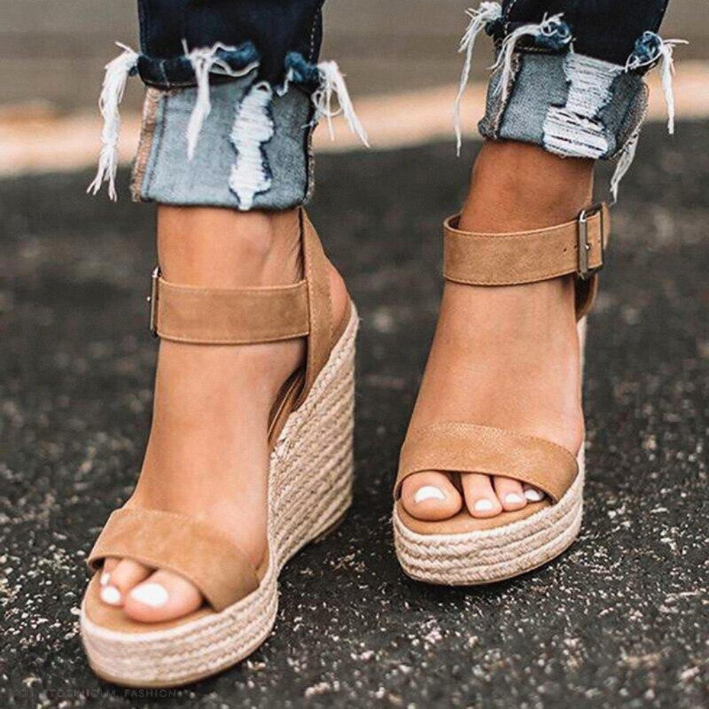 Casual T-band sandalen met sleehak voor dames