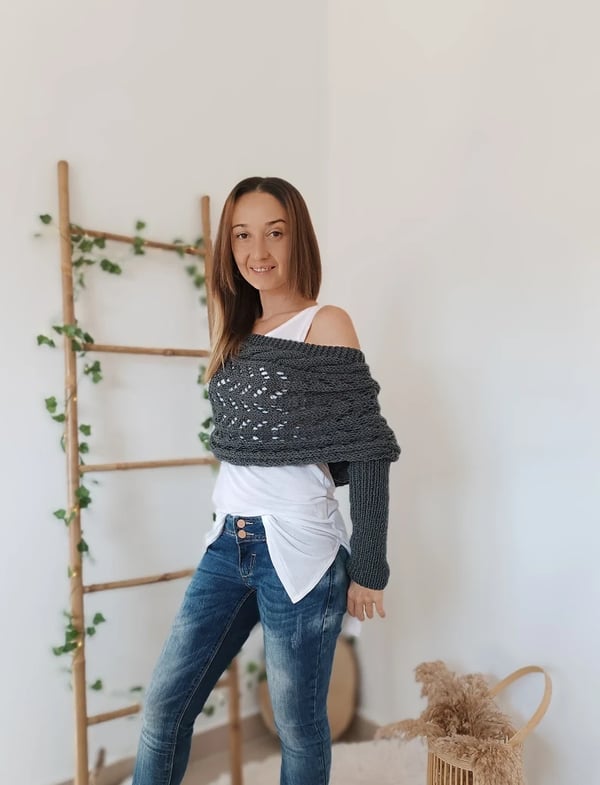 Omslagsjaal met dubbele mouwen - warme, gebreide sjaal met ingebouwde mouwen