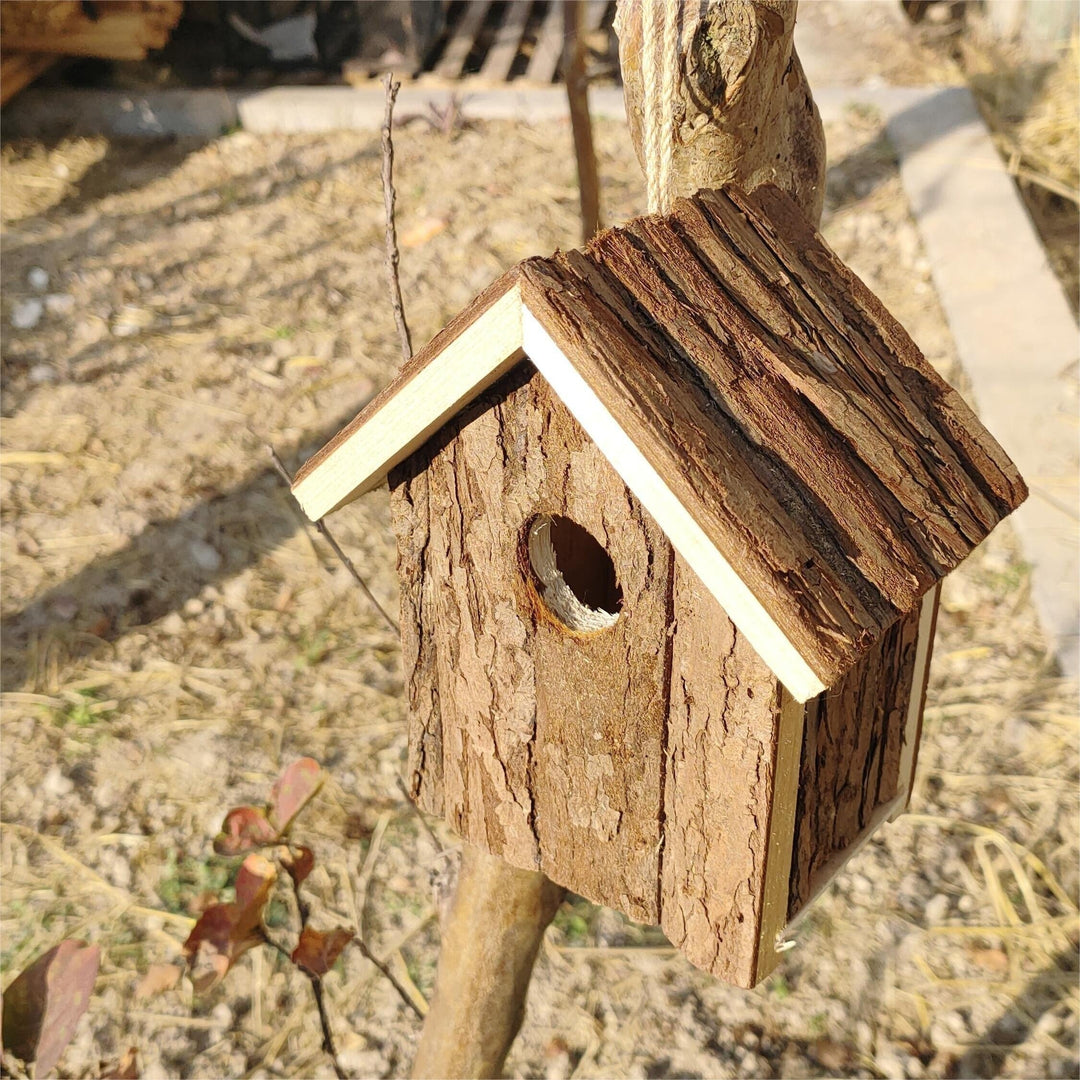 Rustiek Houten Vogelhuisje – Een Gezellig Huis voor de Tuinvogels