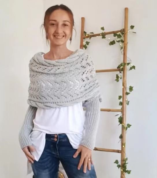 Omslagsjaal met dubbele mouwen - warme, gebreide sjaal met ingebouwde mouwen