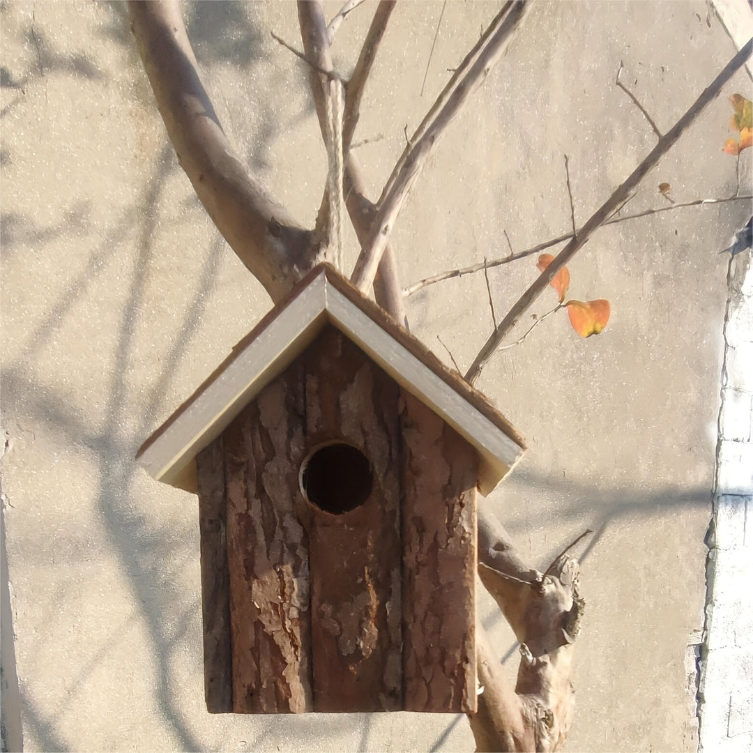 Rustiek Houten Vogelhuisje – Een Gezellig Huis voor de Tuinvogels