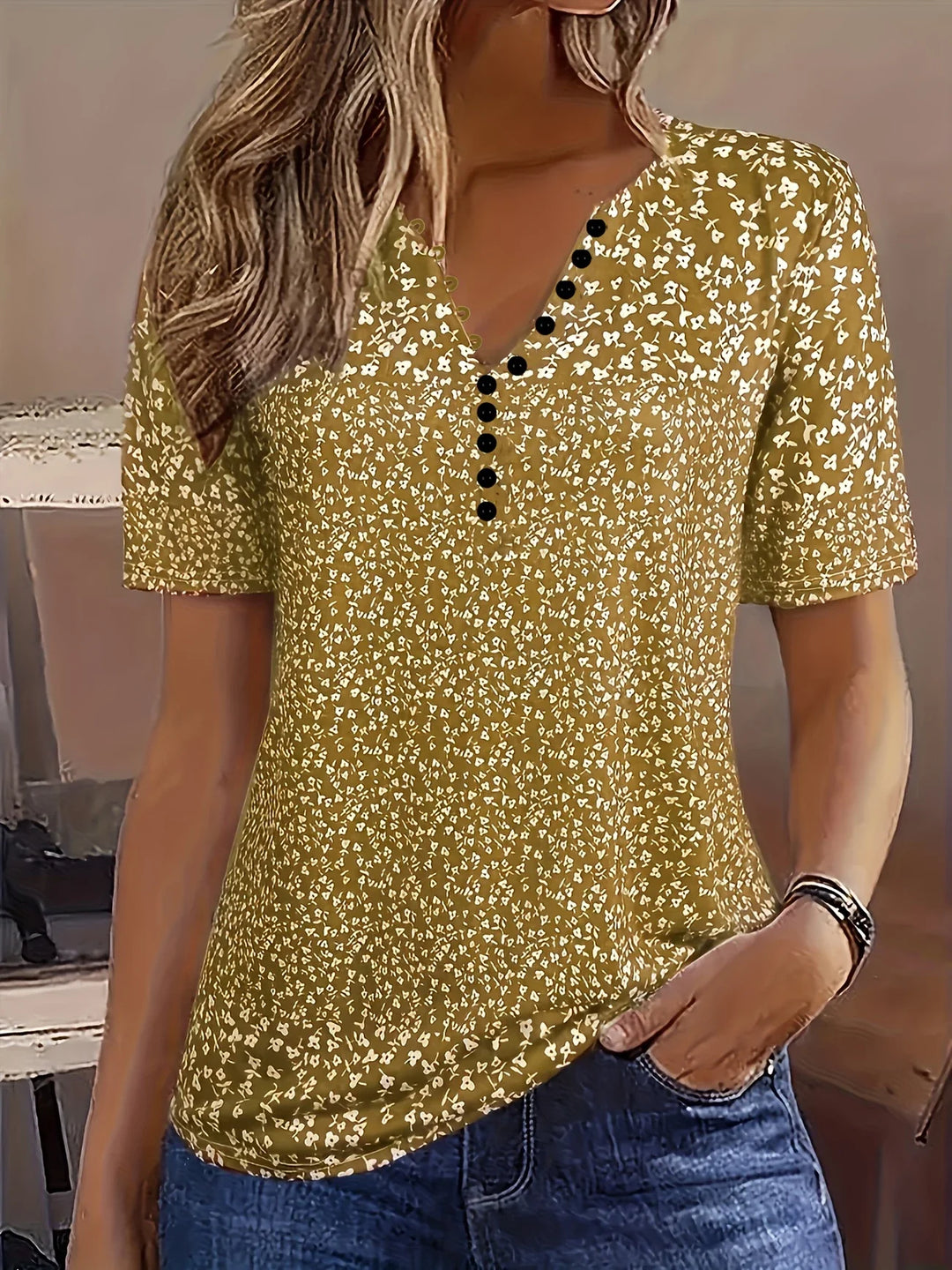 Alaia – Comfortabel Zomertop met V-hals, Knoopsluiting en Korte Mouwen