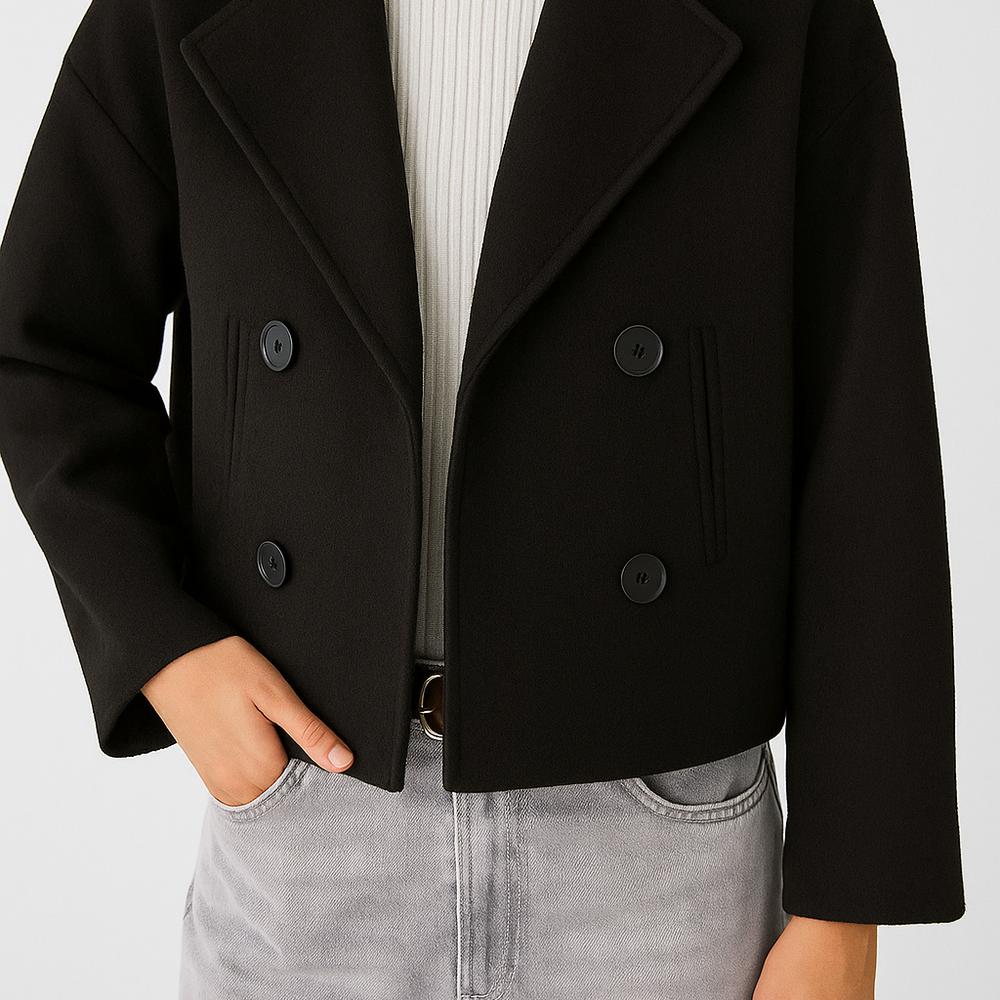 
                  
                    Revalie – Chique Cropped Jas met Dubbele Knoopsluiting - SkinzLine
                  
                