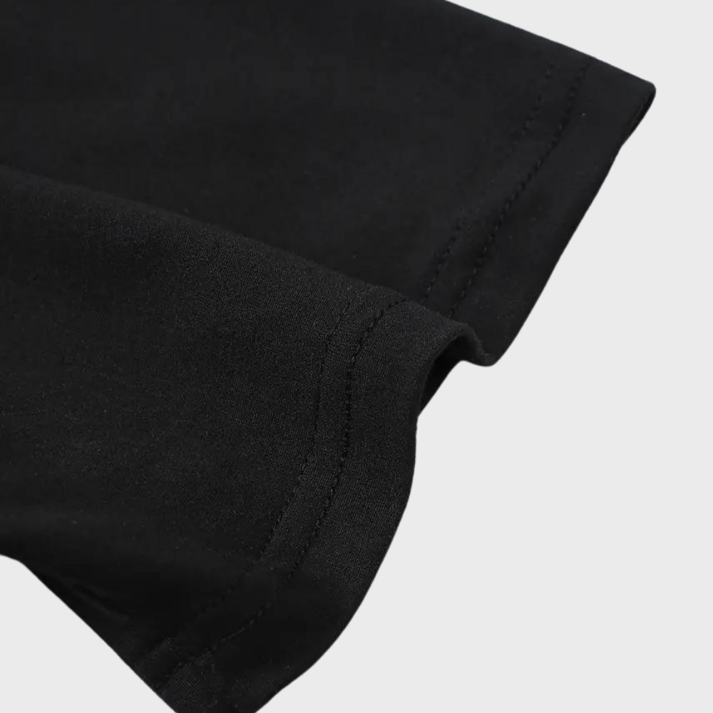 Zwarte katoenblenden T-shirt mouw, close-up. Hoogwaardige stof, casual kleding, minimalistisch design. Perfect voor dagelijks gebruik en comfort.
