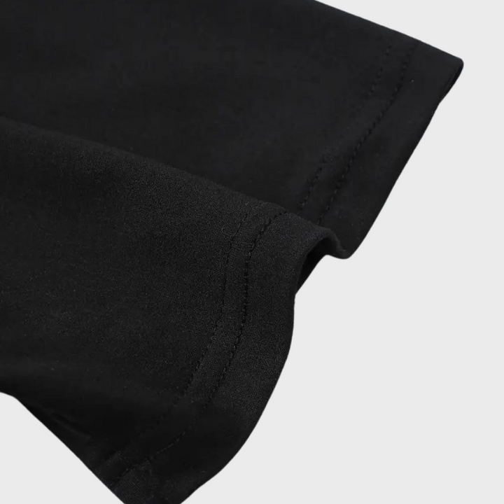 Zwarte katoenblenden T-shirt mouw, close-up. Hoogwaardige stof, casual kleding, minimalistisch design. Perfect voor dagelijks gebruik en comfort.
