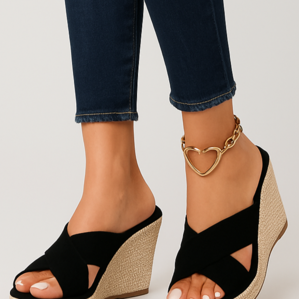 
                  
                    Calistora – Comfortabele Keilsandalen met Zachte Kruisbanden en Ademend Design
                  
                