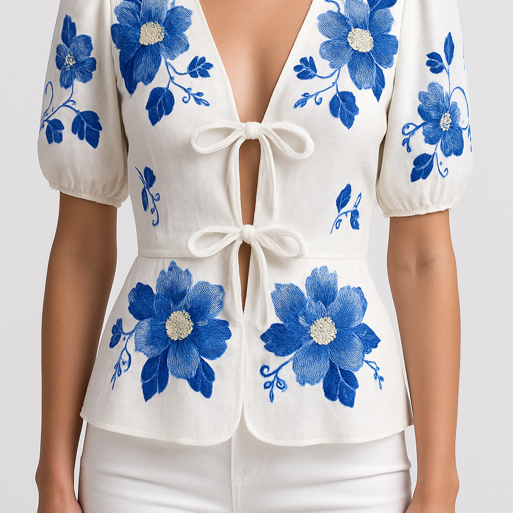 
                  
                    Amara – Gebloemde Blouse met Strikdetail
                  
                
