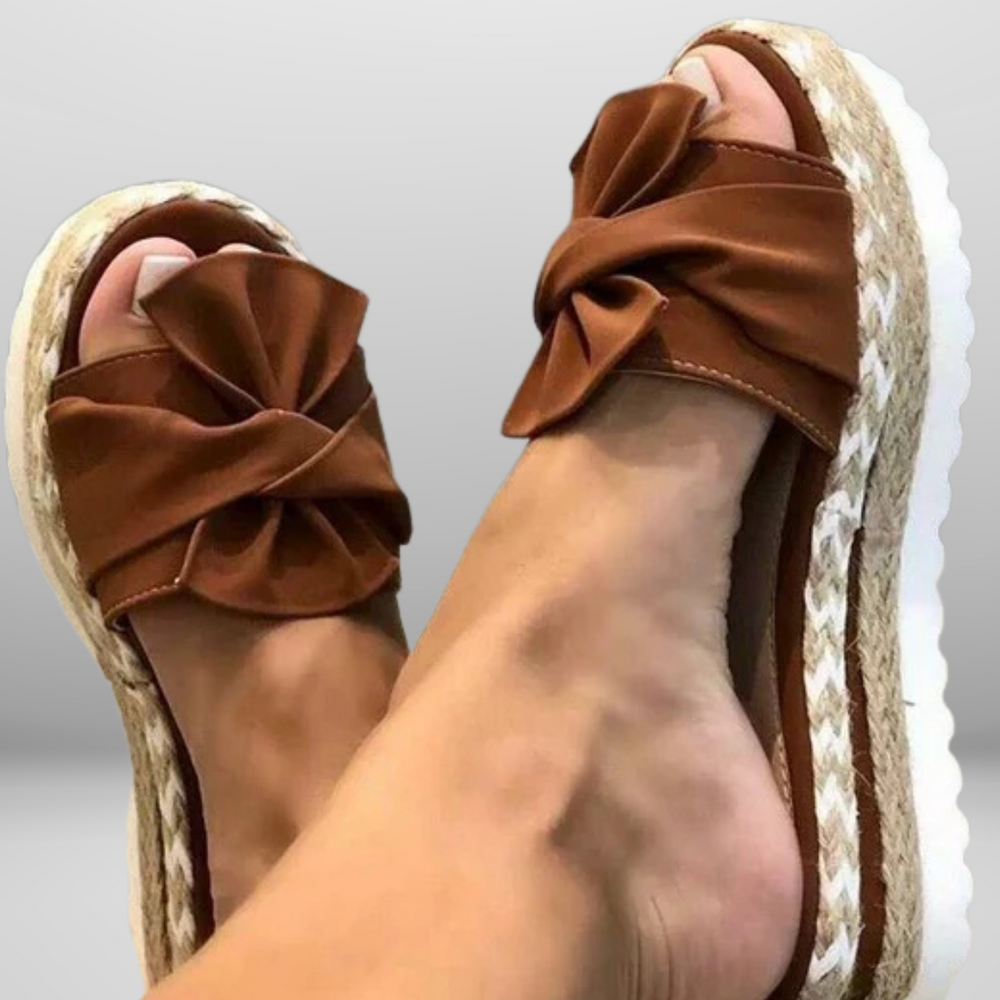 
                  
                    Floravina – Keilsandalen met Strikdetail voor Elegante Zomerse Stijl
                  
                