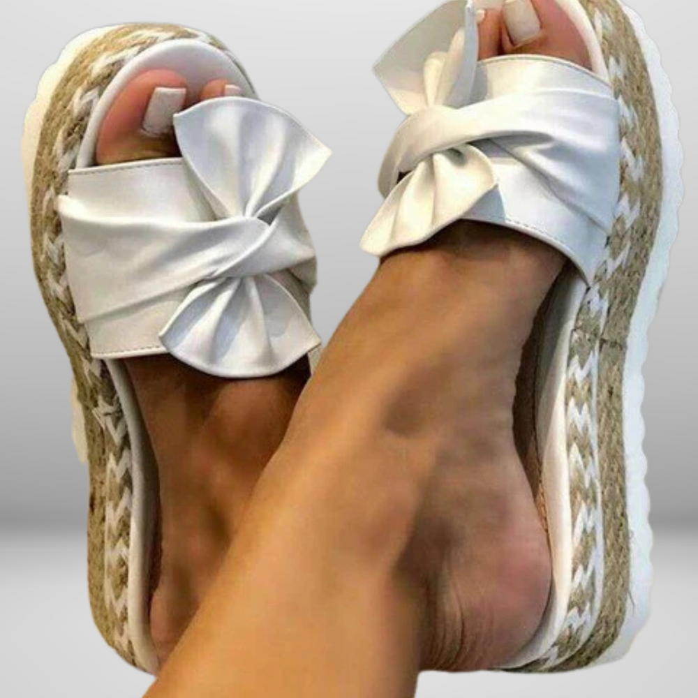 
                  
                    Floravina – Keilsandalen met Strikdetail voor Elegante Zomerse Stijl
                  
                