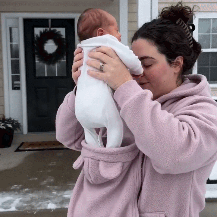 Knusse fleece hoodie om een baby in te dragen met voorvak