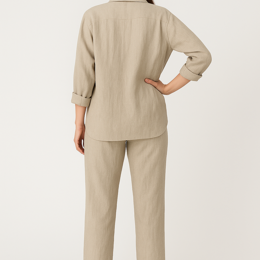 
                  
                    Larissa – Comfortabele Blouse en Broek Set voor Stijlvolle Ontspanning
                  
                