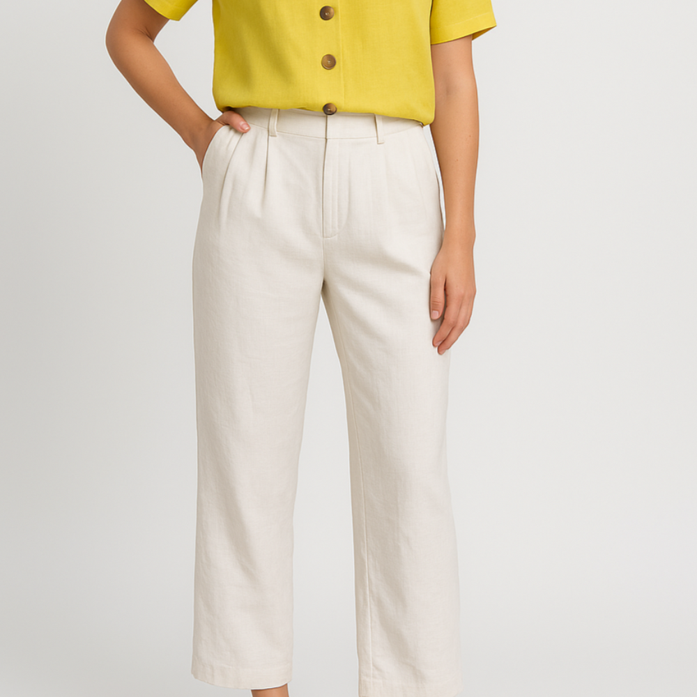
                  
                    Maeva – Witte Linnen Blouse met Gouden Knopen en Relaxte Pasvorm
                  
                