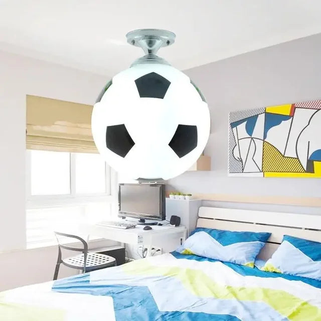 Speelse voetbal-plafondlamp – GoalBright
