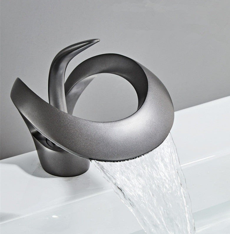 FlowArc – Moderne badkamerkraan met watervalfunctie en minimalistische bediening