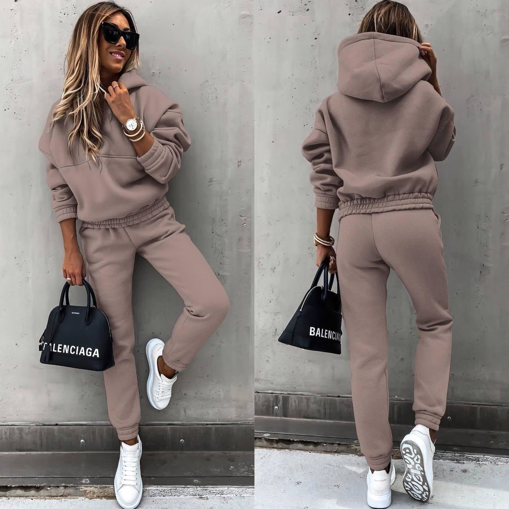 
                  
                    Elyvera – Dames Set met Capuchontrui en Joggingbroek in Casual-Chique Stijl - SkinzLine
                  
                