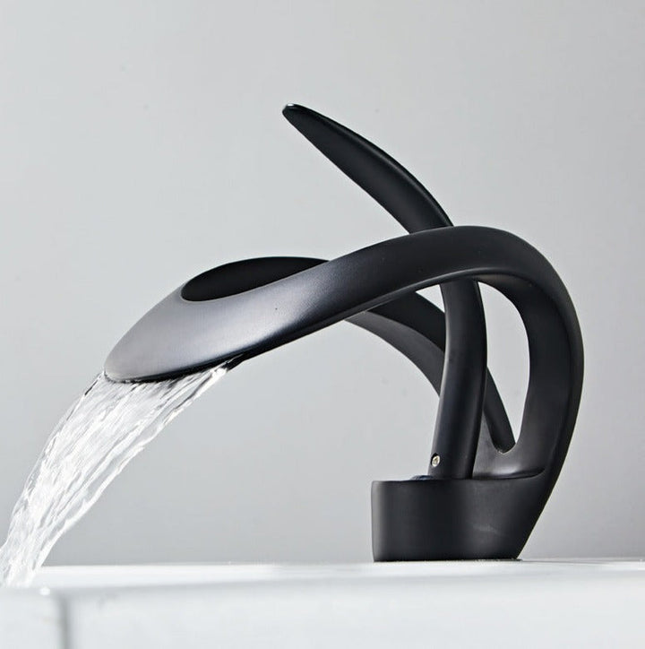 FlowArc – Moderne badkamerkraan met watervalfunctie en minimalistische bediening