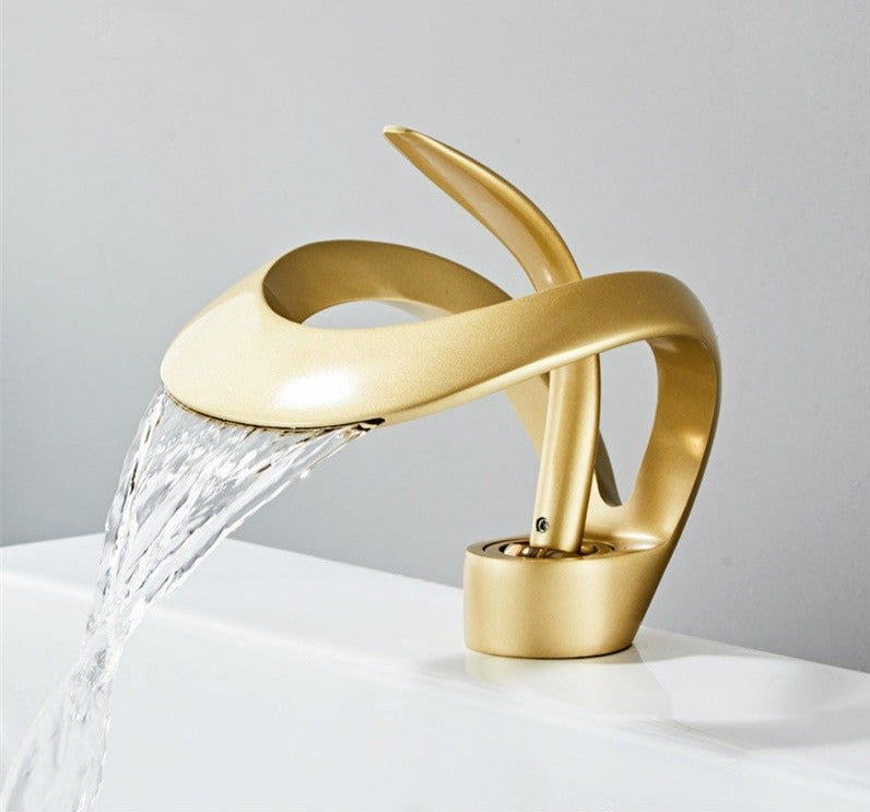 FlowArc – Moderne badkamerkraan met watervalfunctie en minimalistische bediening