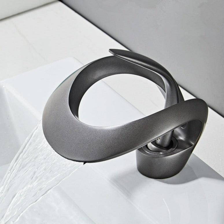 FlowArc – Moderne badkamerkraan met watervalfunctie en minimalistische bediening