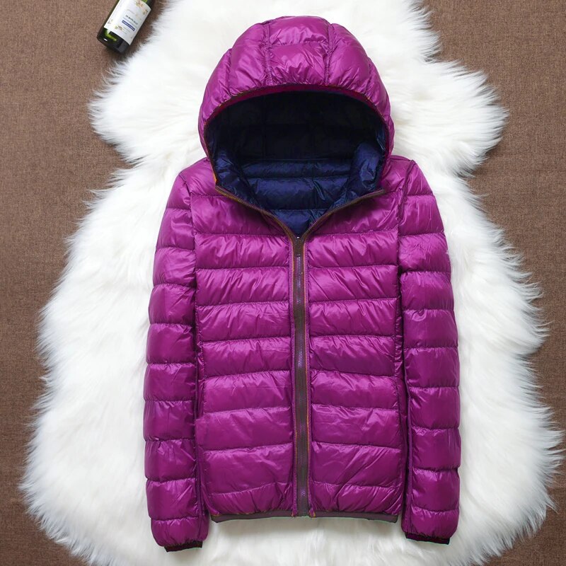 
                  
                    Aurelia - Lichte Donsjas met Capuchon voor Dames - SkinzLine
                  
                