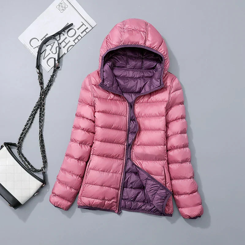 
                  
                    Aurelia - Lichte Donsjas met Capuchon voor Dames - SkinzLine
                  
                