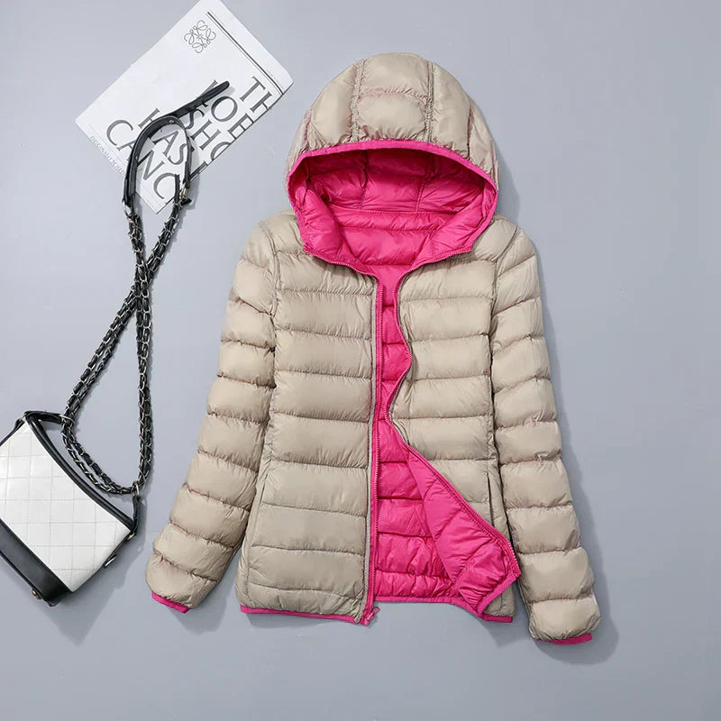 
                  
                    Aurelia - Lichte Donsjas met Capuchon voor Dames - SkinzLine
                  
                