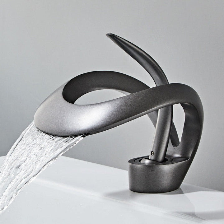 FlowArc – Moderne badkamerkraan met watervalfunctie en minimalistische bediening
