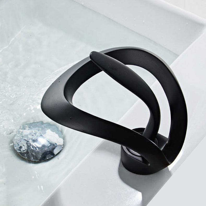 FlowArc – Moderne badkamerkraan met watervalfunctie en minimalistische bediening