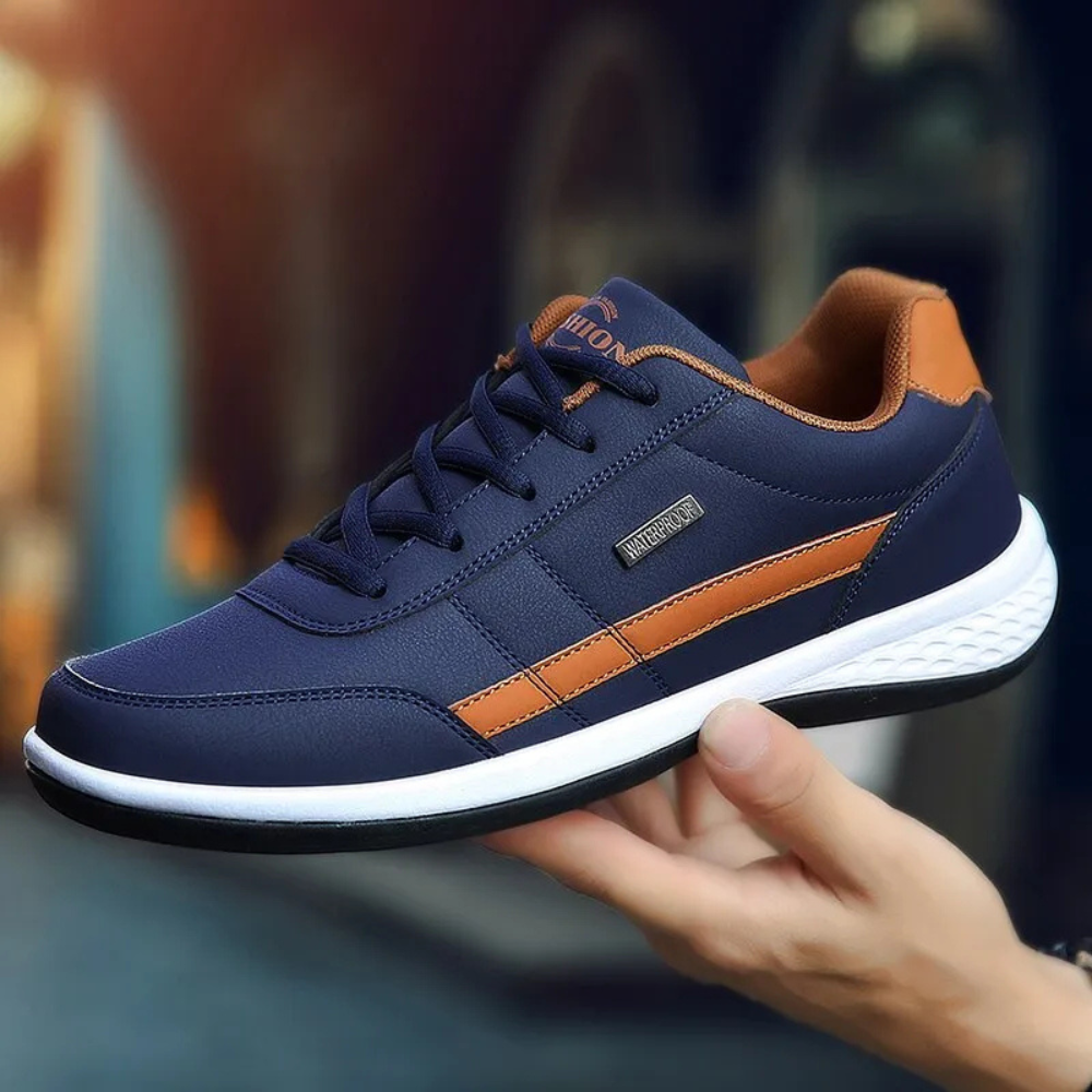 Elegante leren herensneakers met veterssluiting aan de voorkant en zijpaneel