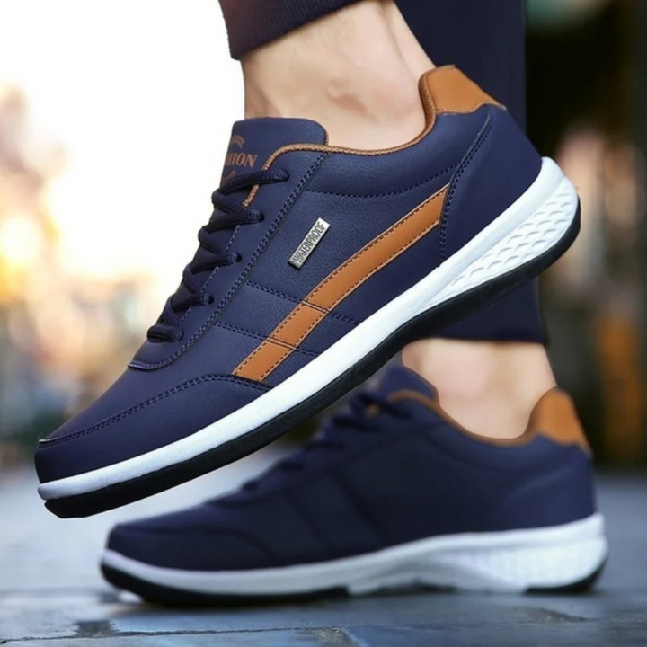 Elegante leren herensneakers met veterssluiting aan de voorkant en zijpaneel