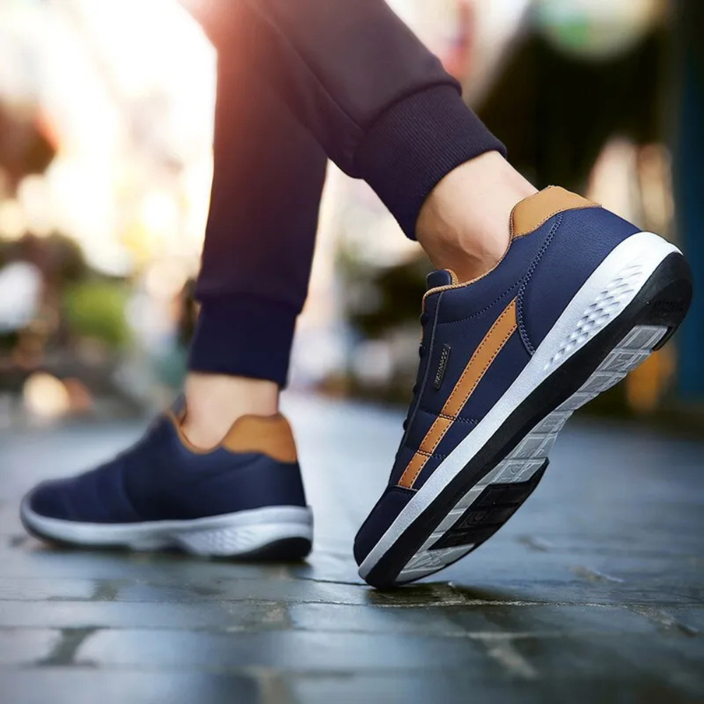 Elegante leren herensneakers met veterssluiting aan de voorkant en zijpaneel