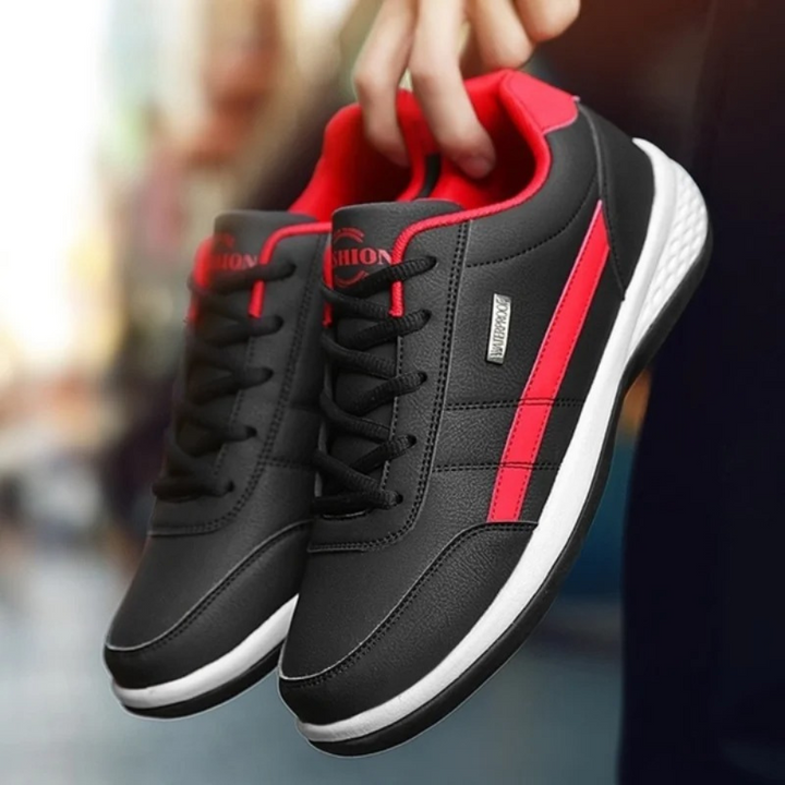 Elegante leren herensneakers met veterssluiting aan de voorkant en zijpaneel