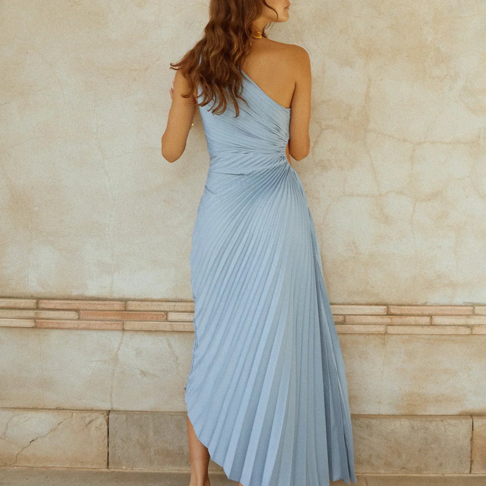 
                  
                    Davina – Elegant Satijnen One-Shoulder Plissé Jurk
                  
                
