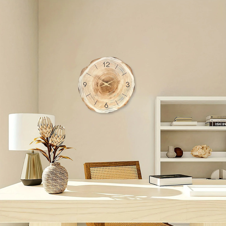 Stille houten wandklok