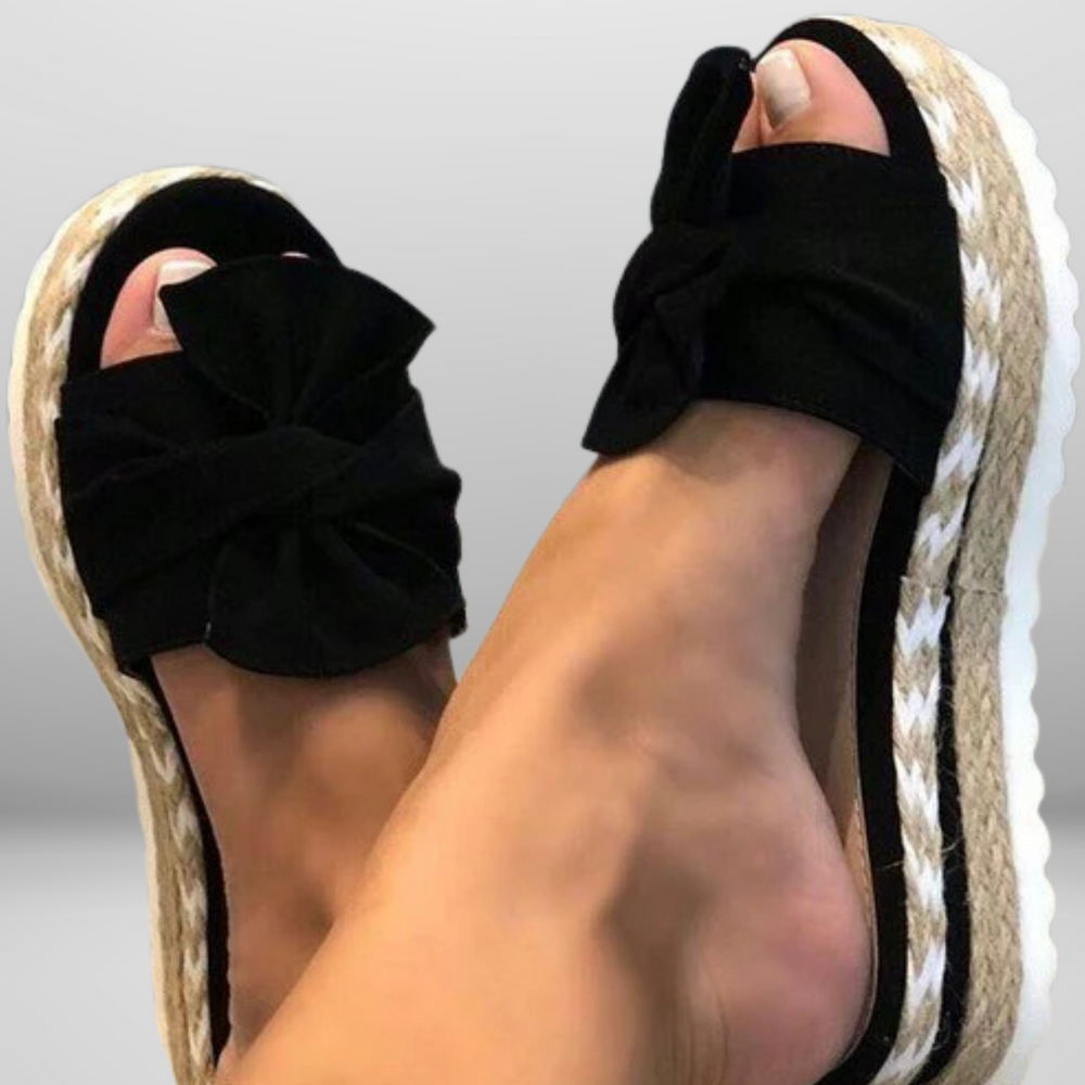 
                  
                    Floravina – Keilsandalen met Strikdetail voor Elegante Zomerse Stijl
                  
                